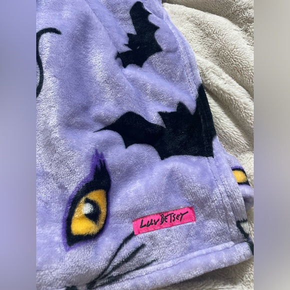 NWT Betsey Johnson Purple Oversized Black Cat Halloween Blanket - Picture 3 of 5